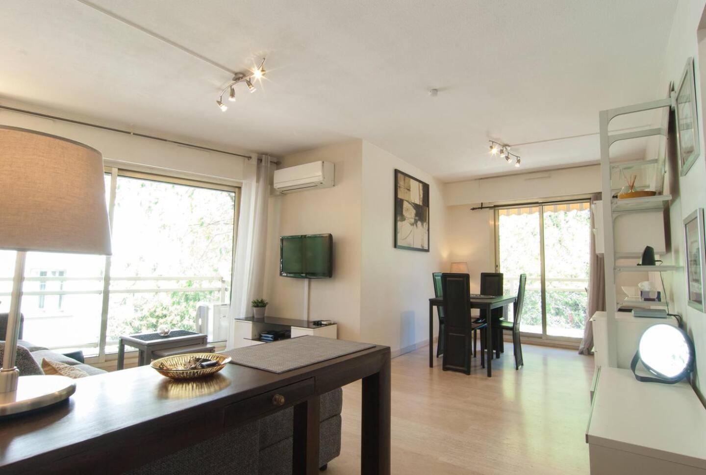 Elegant Apt W/2 Terraces/Mins To Beach & Shops Αντίμπ Εξωτερικό φωτογραφία