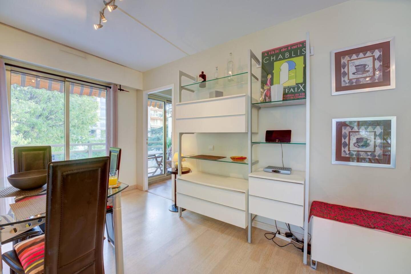 Elegant Apt W/2 Terraces/Mins To Beach & Shops Αντίμπ Εξωτερικό φωτογραφία